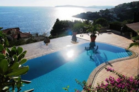 Villa for sale with a gorgeous panoramic view of the sea in Cap d'Ail
