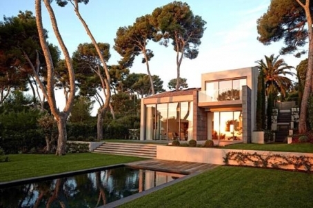 Modern villa for sale in Antibes with a magnificent view of the sea