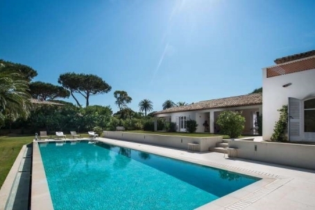 La villa moderne nouvellement construit à louer à Saint-Tropez
