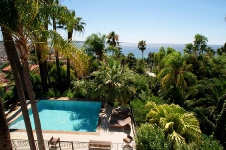 Villa à Golfe Juan avec une vue magnifique sur la mer et le Cap d'Antibes se trouve à 10 minutes à pied de la Croisette