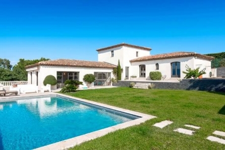 La villa à Super Cannes dans un endroit calme avec vue sur la mer, le Cap d'Antibes et la baie de La Napoule