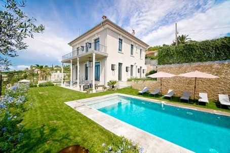 Villa à vendre à Cannes, dans le quartier de la Californie avec des vues spectaculaires sur la mer, 230m2