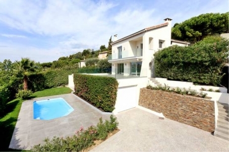 Villa à vendre dans un quartier résidentiel sur les hauteurs de Cannes, avec vue sur la mer