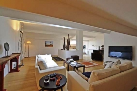 Duplex for sale in the center of Beaulieu-sur-Mer, 194m2, 4 rooms