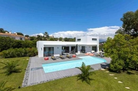 Nouvelle villa à vendre dans un quartier résidentiel sur les hauteurs de Cannes, 300m2, 5 chambres