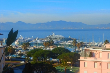 Magnificent apartment located on the top floor of a prestigious gated community on the Croisette