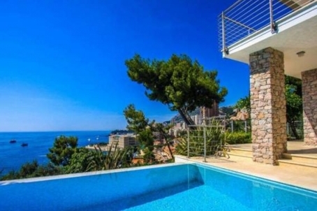 Nouvelle villa moderne avec vue sur la mer et piscine à Roquebrune-Cap-Martin, 200m2