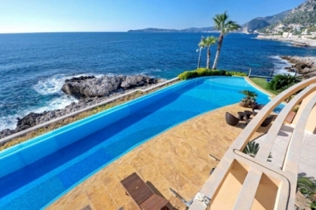 Великолепная вилла с прямым доступом к морю рядом с Монако