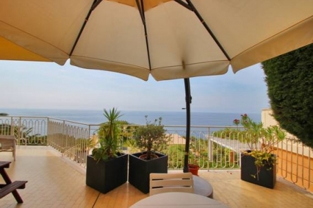 Appartement à vendre avec grande terrasse et vue panoramique sur la mer à Cap d'Ail