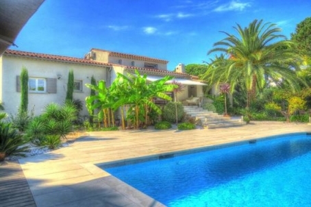 Villa sur la Côte d'Azur dans un quartier paisible et prestigieux de Mougins, 250m2, 5 chambres