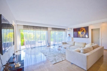 apartment for sale in Cannes in a small residence