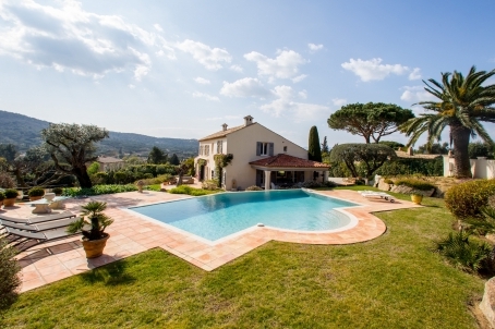 Rent a beautiful villa on the Route de Carles