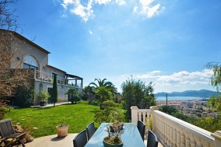 Belle, entièrement mis à jour il ya 3 ans dans une villa de style moderne avec vue panoramique sur la mer, dans un endroit calme et ensoleillé avec appartement indépendant.