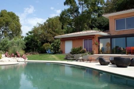 A completely new, full of sunshine villa with stunning views of the sea and Cannes