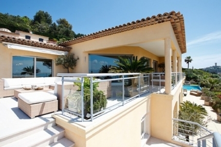 Superb villa of 600 m² completely renovated in 2007, very nicely decorated, in one of the best areas of Cannes California.