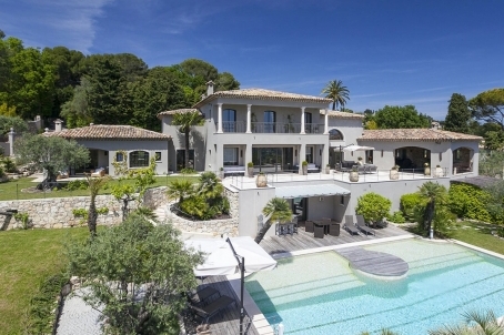 Maison de campagne familiale de 600 m² à proximité des commerces - RFC52390725VV