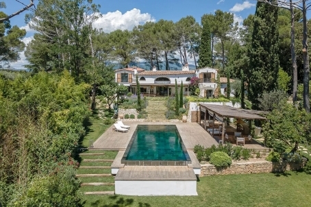 Villa d'exception de 400 m2 entourée de verdure - RFC52400725VV