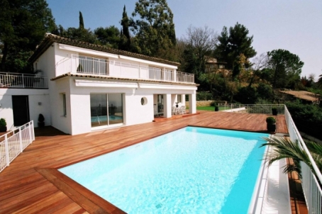 Belle villa située sur les collines de Cannes, dans un style moderne avec une vue panoramique sur la mer