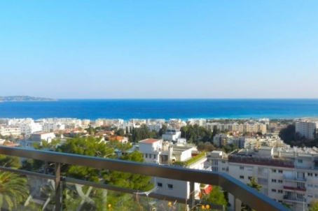 Appartement de deux étages de 157 m2, situé au dernier étage avec une terrasse de 80 m2.