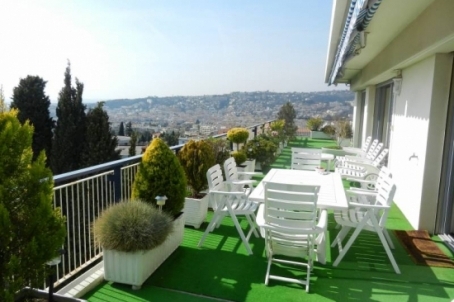 Villa - apartment of 135 m2 is located on the top floor of a beautiful private residence with a park