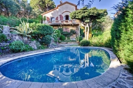 Beautiful villa in Provencal style, with a panoramic view over the bay of Villefranche sur Mer and Cap Ferrat