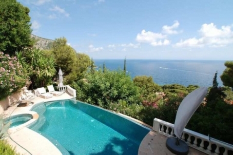 Belle villa dans le style de «bourgeois» avec vue panoramique sur la mer
