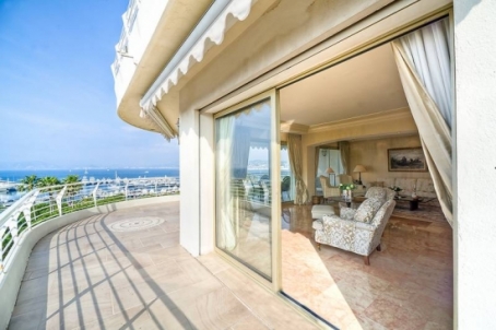 Apartment in Cannes on the Croisette Boulevard