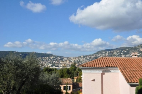 Unique appartement de 3 chambres, situé dans une petite résidence de style provençal avec un jardin et une piscine sur le Cap Ferrat