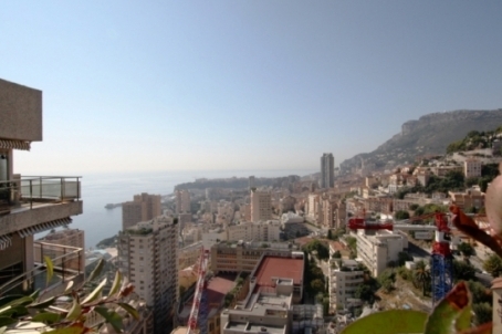 Двухэтажная квартира 186 м2 в нескольких шагах от пляжа и центра города в Монако