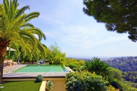 Beautiful modern villa of 275 m2 in a gated community just five minutes from the center of Nice