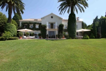 Beautiful villa for rent on a flat plot in Cannes