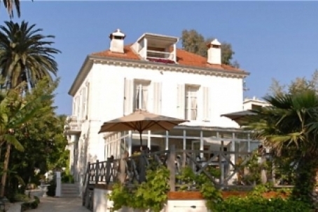 A cozy and bright villa in Provence style