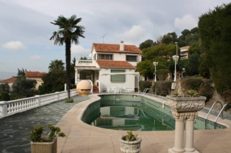 Villa de 190 m2 dans le style Néo-Provence avec une belle vue sur la baie de Cannes