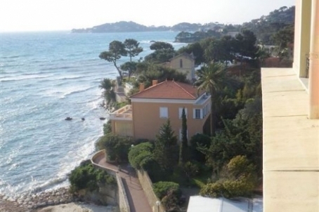 Belle villa à louer en bord de mer, à quelques mètres de la plage