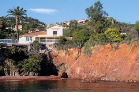 Charmante villa au bord de la mer avec des vues exceptionnelles