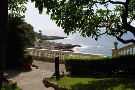 Villa avec une belle terrasse avec vue sur la mer Méditerranée