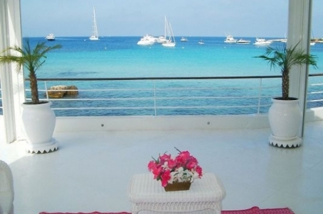Beautiful luxury villa right by the sea