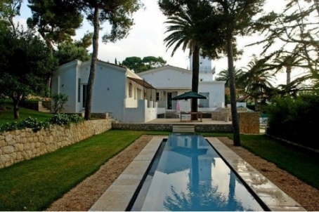 Cette belle villa est située au Cap d' Antibes