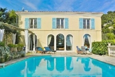 Belle villa avec vue sur la mer dans un style italien élégant