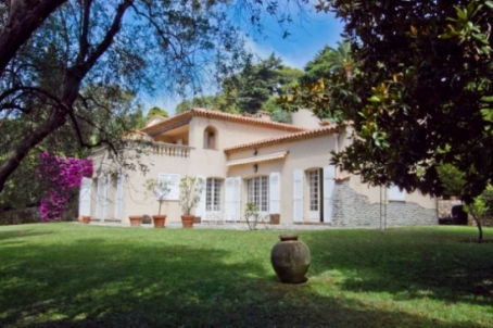 Magnificent villa in a Provencal style, situated in gated community within walking distance from the sea