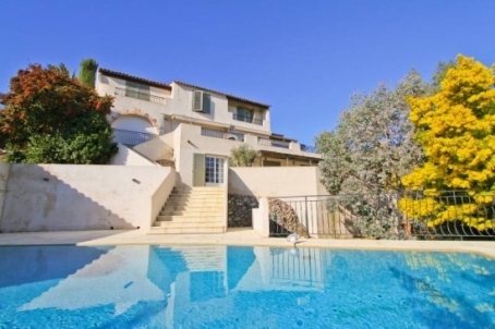 Belle villa située dans les collines de Cannes, avec vue panoramique sur la mer