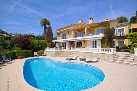 Dans le coeur du quartier calme de Super Cannes, belle villa avec un excellent service et un décor élégant