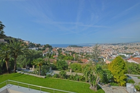 Modern 3-storey villa in Nice