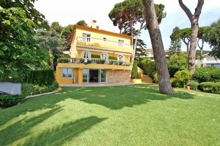Beautiful villa of 300 m2, located in a gated village at the bottom quarter of California.