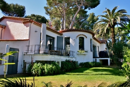 Villa for sale in Cap d'Antibes overlooking the sea