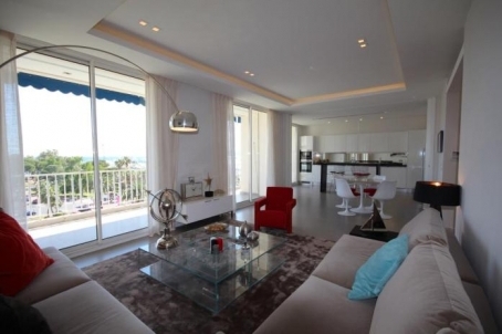 Apartments for sale on the Boulevard de la Croisette with panoramic views of the sea!