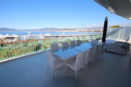 Beautiful villa-apartment on the top floor of a prestigious residence