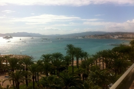 Cannes. La Croisette. Bel appartement à l'étage supérieur. Récemment rénové.